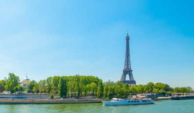 Seine Nehri üzerindeki mavi gökyüzü ve Paris, Fransa 'daki dünyaca ünlü Eyfel Kulesi