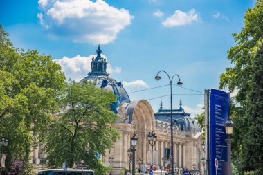 Paris, FR - Temmuz 06 2018: Mavi gökyüzünün altındaki Petit Palais binası