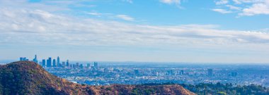 Bulutlu bir gökyüzünün altında Los Angeles silueti. Kaliforniya, ABD