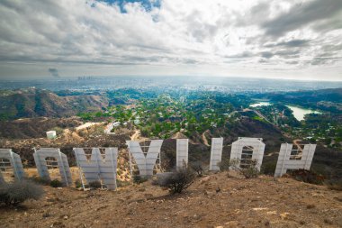 Los Angeles, ABD - 28 Ekim 2016: Dünyaca ünlü Hollywood tabelasının üzerindeki bulutlar 
