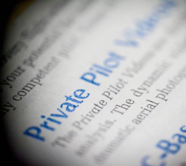 Bir havacılık kılavuzunun özel pilot bölümüne aşırı yakın çekim