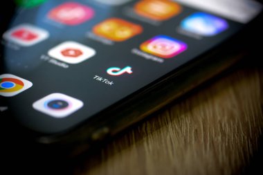 Alghero, ITA - 27 Şubat 2016: Akıllı telefon ekranında TikTok uygulamasının Macro görünümü