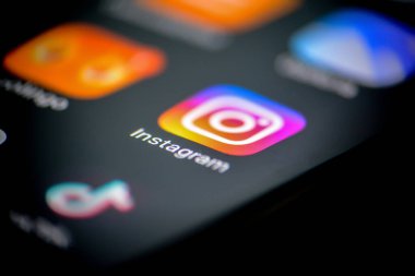 Alghero, ITA - 27 Şubat 2016: Akıllı telefon ekranında Instagram uygulamasının Macro görünümü