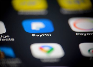 Alghero, ITA - 27 Şubat 2016: Akıllı telefon ekranında Paypal uygulamasının makro görünümü