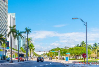 Güneşli bir günde Miami şehir merkezinde trafik vardı. Florida, ABD