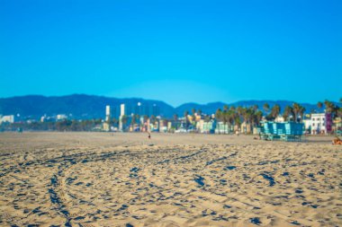 Arka planda bulanık deniz manzaralı Venice Beach kumlu sahili. Los Angeles, Kaliforniya, ABD
