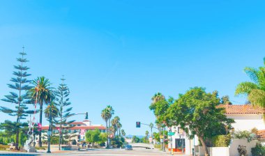 Güneşli bir günde Santa Barbara 'da kavşak. Kaliforniya, ABD