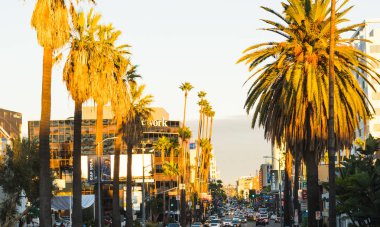 Los Angeles, ABD - Palms Dünyaca ünlü Sunset Bulvarı Alacakaranlıkta