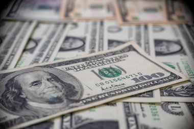 Seçici odaklı 100 dolarlık banknotun makro görünümü