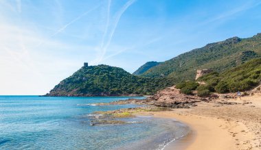 Baharda mavi gökyüzünün altında Porto Ferro sahili. Sardunya, İtalya