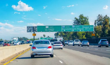 Los Angeles 101 otoyolunda trafik var. Kaliforniya, ABD