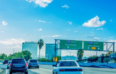 Los Angeles 'ta bulutlu bir gökyüzünün altında kuzeye giden 405 numaralı otoyol. Kaliforniya, ABD