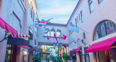 Santa Barbara şehir merkezinde mavi gökyüzü. Kaliforniya, ABD