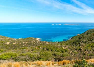 Yeşil bitkiler ve mavi denizlerde Sardunya kıyı şeridi, İtalya