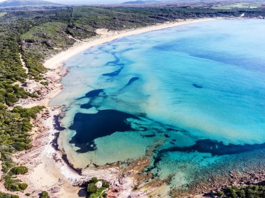 Güneşli bir günde Porto Ferro sahilinin insansız hava aracı görüntüsü. Sardunya, İtalya