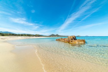 Cala Sinzias sahilinde beyaz kum ve turkuaz su. Sardunya, İtalya