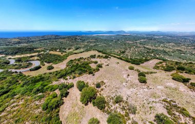 Güneşli bir günde Alghero 'nun güney kıyı şeridini gösteren hava manzarası. Sardunya, İtalya