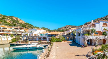 Bahar günü Poltu Quatu 'nun üzerinde açık bir gökyüzü. Costa Smeralda, Sardunya