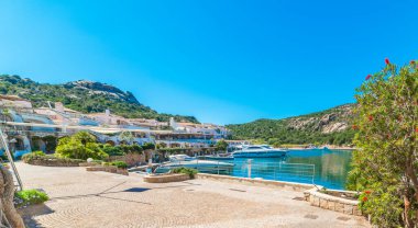İlkbaharda mavi gökyüzünün altında Poltu Quatu. Costa Smeralda, Sardunya