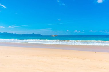 İnsansız hava aracı yazın tropikal bir plajda geziniyor.