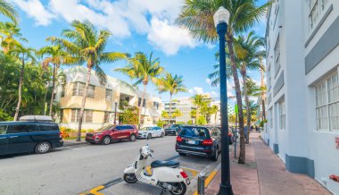 Miami Beach 'te park etmiş klasik scooter. Florida, ABD