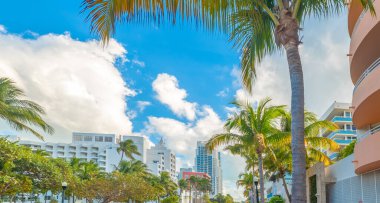 Bulutlu bir gökyüzünün altında Miami Plajı. Florida, ABD