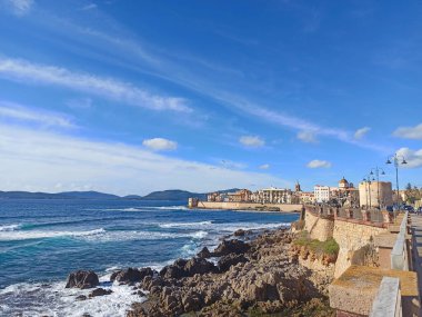 Güneşli bir günde Alghero limanı. Sardunya, İtalya