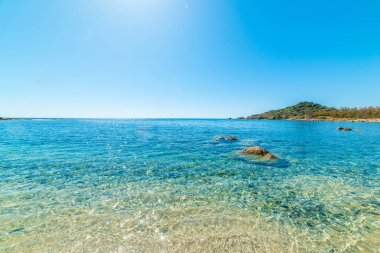 Baharda Porto Pirastu sahilinde güneş parlıyor. Sardunya, İtalya