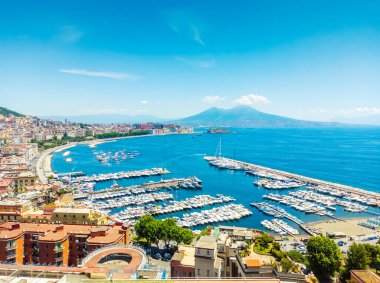 Napoli Körfezi 'nin panoramik manzarası. Arka planda Vezüv Dağı, İtalya.