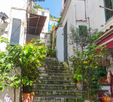 Güneşli bir günde Amalfi 'deki resim gibi merdiven. Campania, İtalya