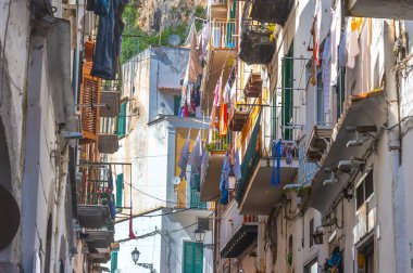 Eski Amalfi 'de dar bir sokak. Campania, İtalya