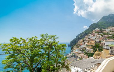 Bulutlu mavi gökyüzünün altındaki Positano 'nun panoramik görüntüsü. Amalfi Sahili, İtalya