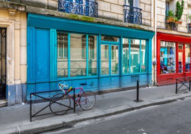 Montmartre Mahallesi 'nde renkli bir mağazanın önünde park edilmiş bir bisiklet. Paris, Fransa