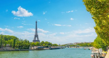 Eiffel Kulesi 'nin üzerindeki bulutlu gökyüzü Seine Nehri' nden görünüyor. Paris, Fransa