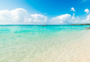 Tropikal bir sahilde mavi bir gökyüzünün altında turkuaz su. Guadeloupe, Karayip Denizi