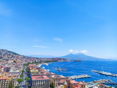 Napoli, İtalya 'nın üzerinde mavi gökyüzü