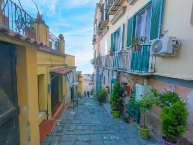 Napoli, İtalya 'da resim gibi renkli bir sokak.