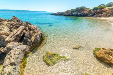İtalya, Sardunya 'da küçük bir koyda kayalar ve kumlar