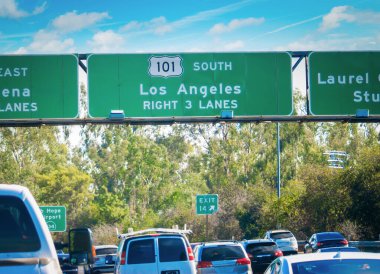 Los Angeles 'ta yoldan geçen arabalara 101 numaralı otoyol tabelası. Kaliforniya, ABD