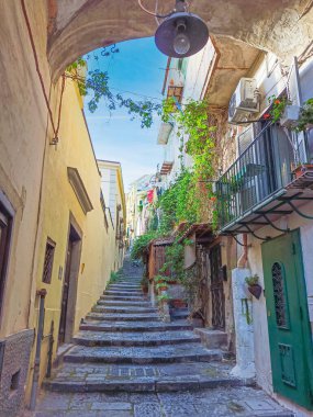 Napoli, İtalya 'daki Picturesque kaldırım taşı sokağı