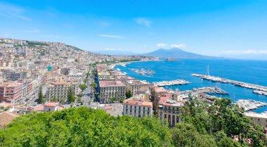 Napoli ve Vezüv Dağı 'nın mavi gökyüzü altındaki panoramik manzarası, İtalya