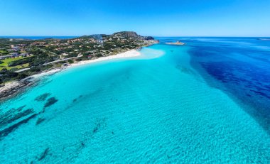 Stintino 'daki dünyaca ünlü La Pelosa plajının hava panoramik manzarası. Sardunya, İtalya
