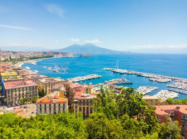 Napoli 'nin mavi gökyüzü altındaki panoramik manzarası, İtalya