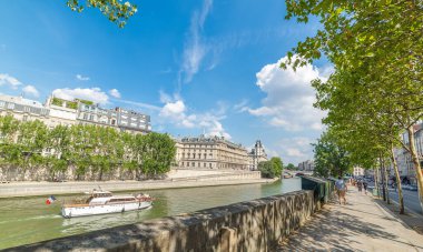 Güneşli bir günde Seine Nehri 'nde tekne. Paris, Fransa