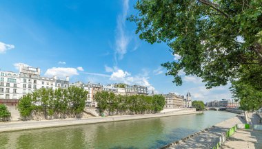 Paris, Fransa 'daki Seine nehri üzerinde mavi gökyüzü
