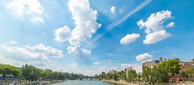 Bulutlu bir gökyüzünün altındaki Seine Nehri 'nin panoramik manzarası. Paris, Fransa