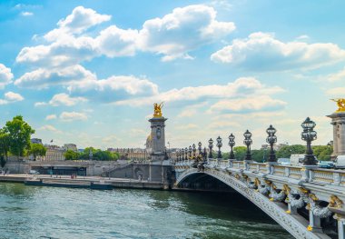 Alexander III, bulutlu bir gökyüzünün altında köprü. Paris, Fransa