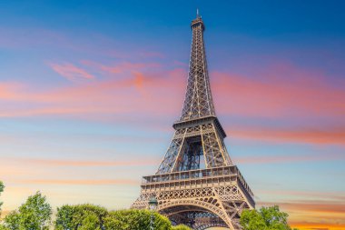 Gün batımında renkli gökyüzü altında dünya ünlü Eyfel Kulesi. Paris, Fransa