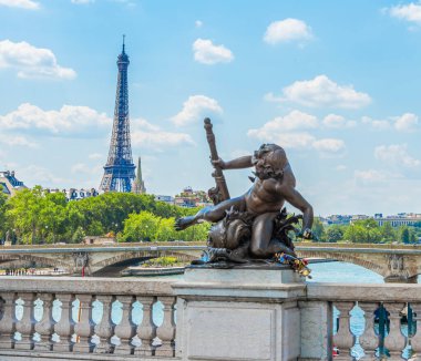 Dünyaca ünlü Eyfel Kulesi 3. Alexander Köprüsü 'nden görüldü. Paris, Fransa