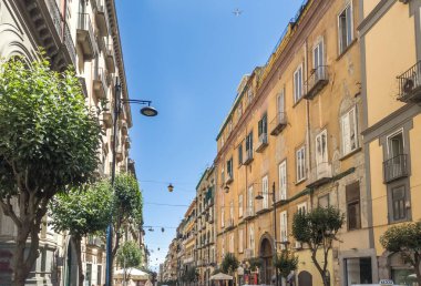 Napoli, İtalya 'da kalabalık bir caddenin üzerinde mavi gökyüzü